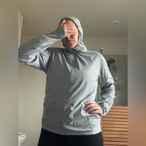 Arcteryx Men’s Size Latge light weight rain jacket in sky blue